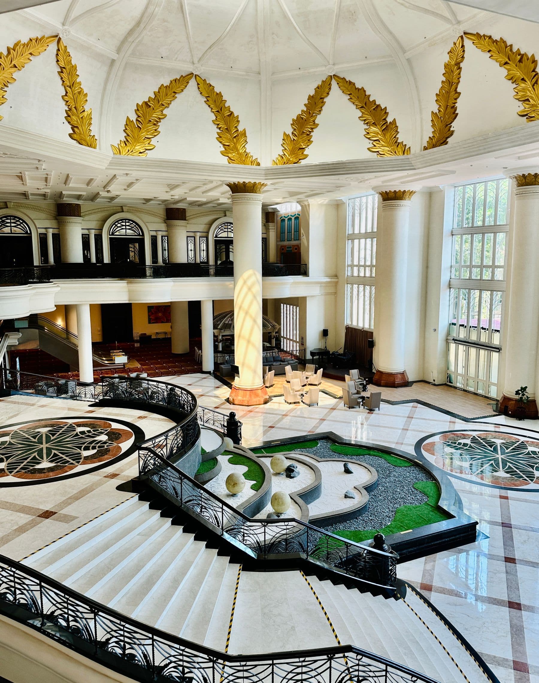 Interior lobby hotel dengan tangga utama